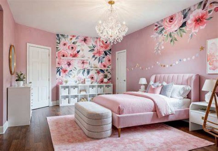 How do you decorate a small pink bedroom?