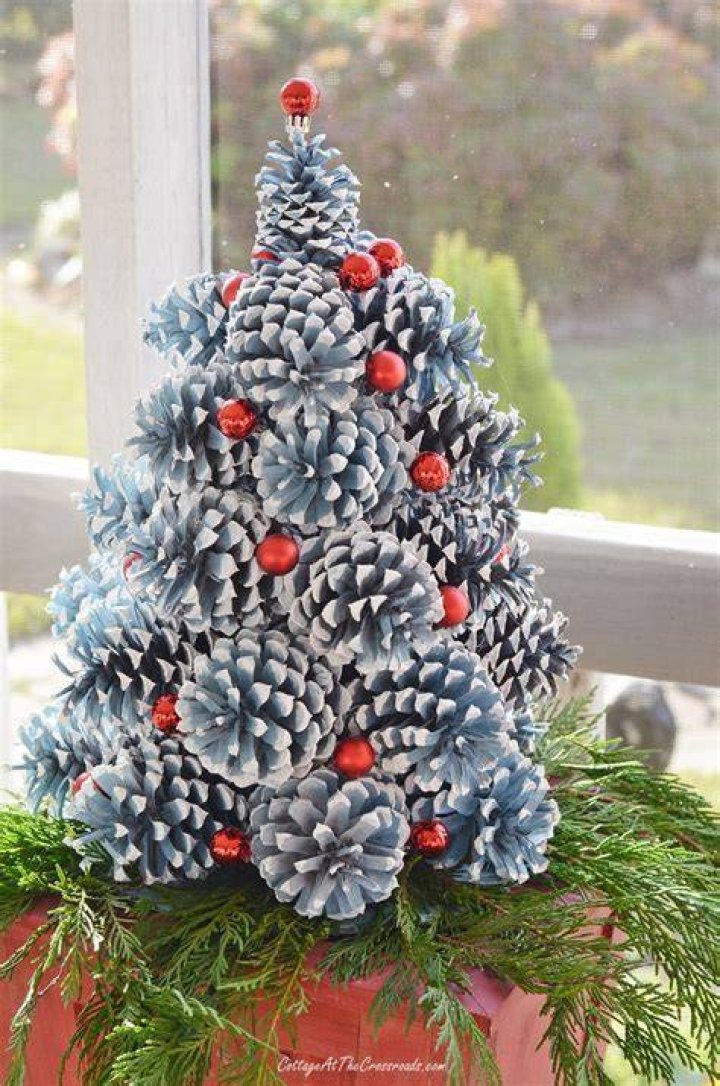 How do you make Christmas decorations out of pine cones?