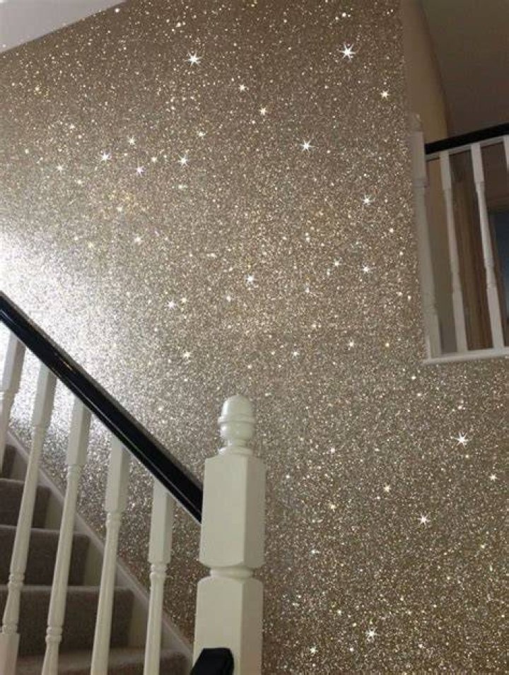 How do you put glitter on a painted wall?