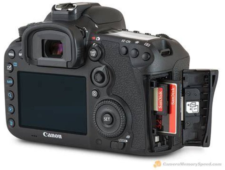 What memory card does Canon 7d use?